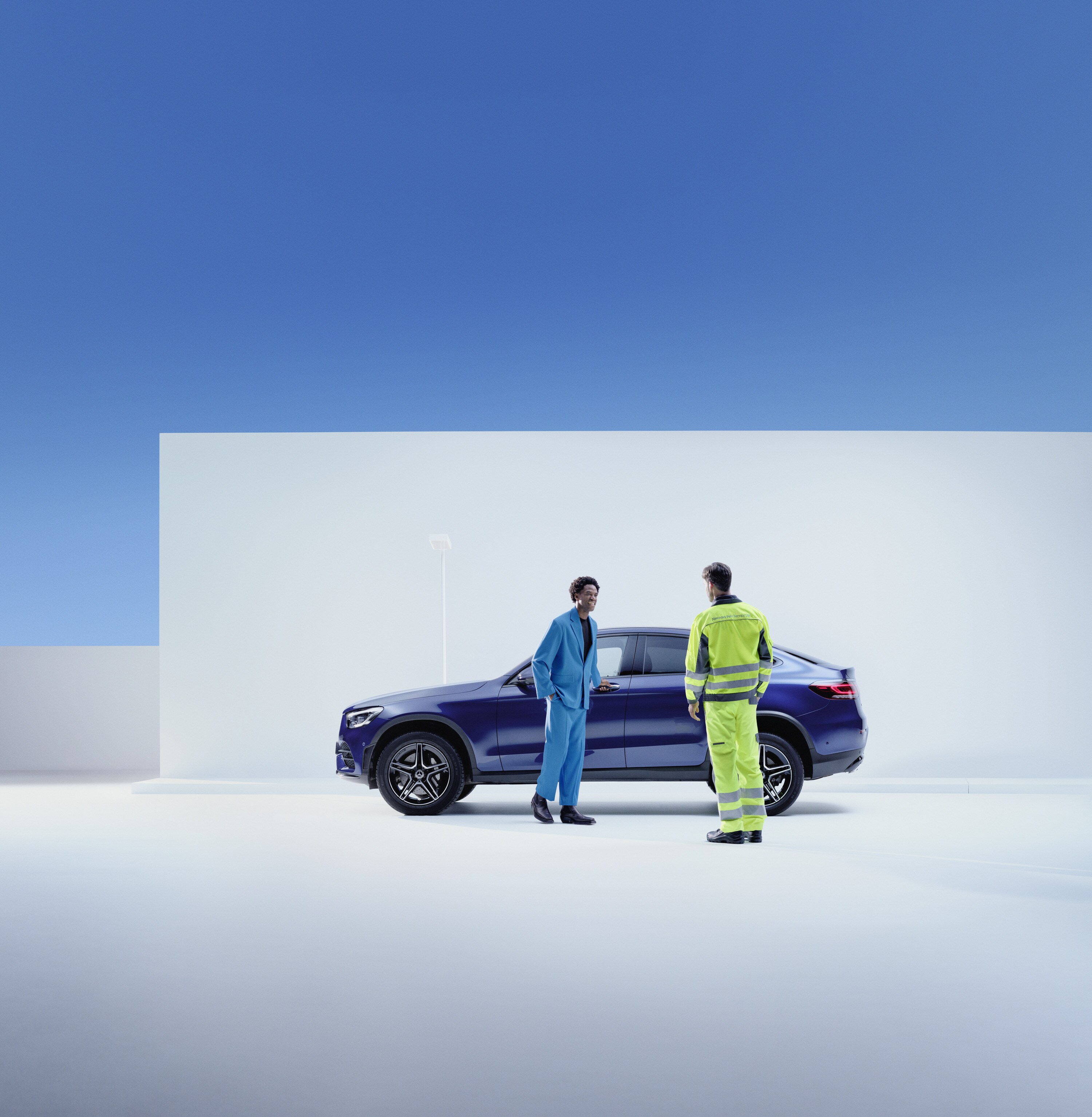 Műszaki segítségnyújtás | Mercedes-Benz Egy Mercedes-Benz szervizmunkatárs egy ügyfél mellett áll a Mercedes-Benz oldalán.