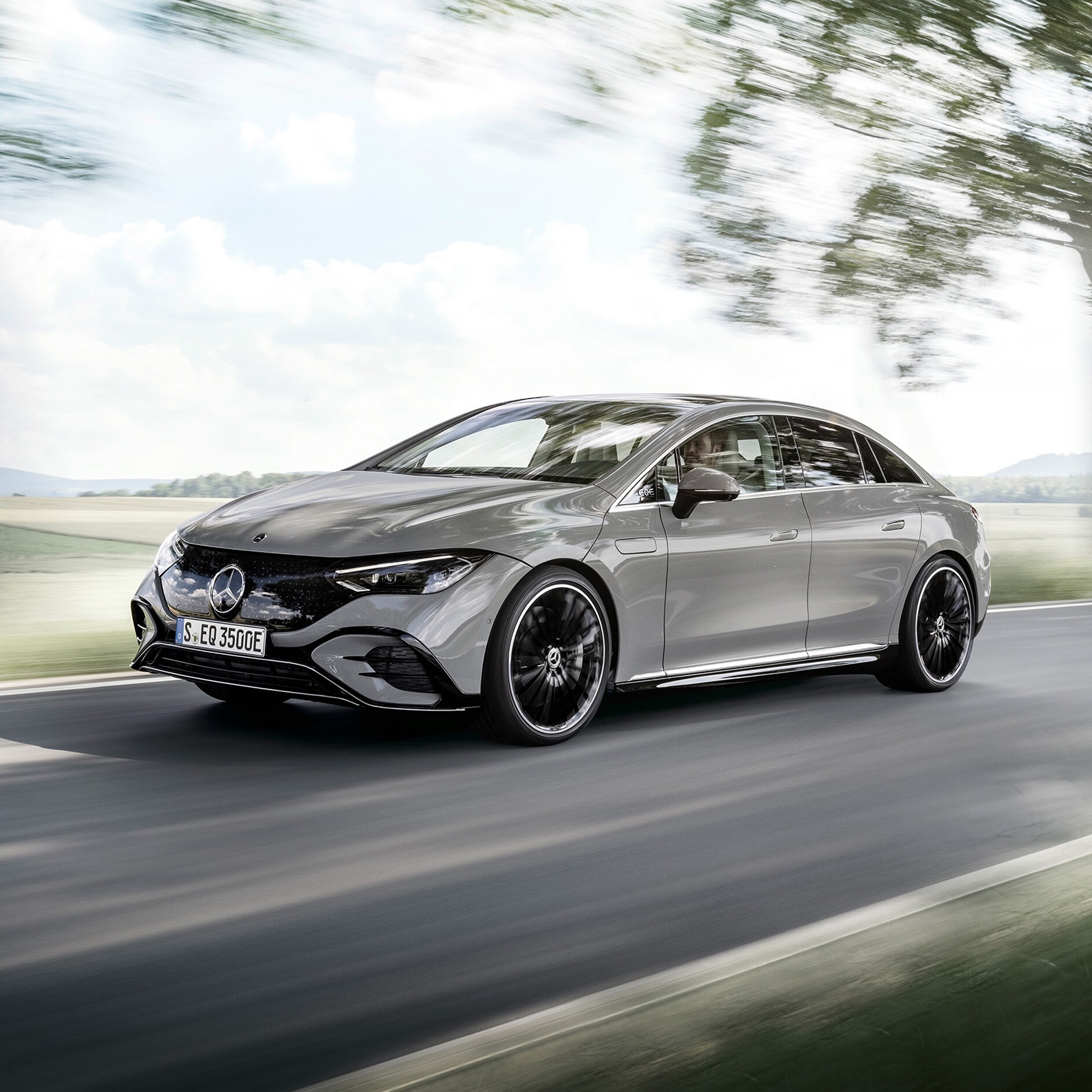 A Mercedes-Benz EQS limuzin elölnézetben. A Mercedes-Benz EQS limuzin elölnézetben.