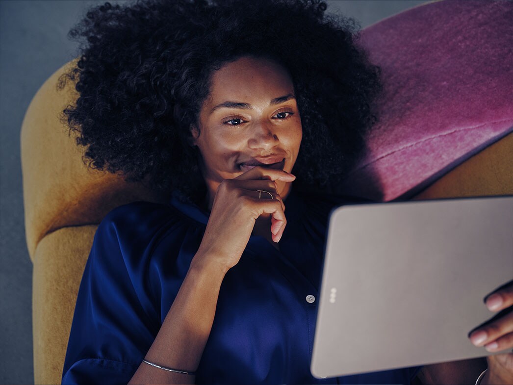 Mercedes me | Pénzügyi szolgáltatások | Mercedes-Benz Transzporterek Egy nő ül egy kanapén és nézi a tabletjét